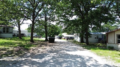 INVESTMENT OPPORTUNITY!! 1 Residence and 13 Mobile homes. 5 - (3 - photo 6