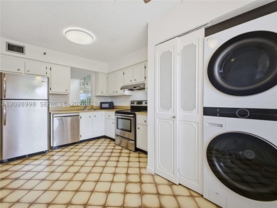 Charming furnished 4th-floor 1 bedroom /2 baths condo with - photo 8