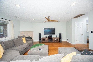 Beautifully updated condo in the sought-after Cypress Point - photo 5
