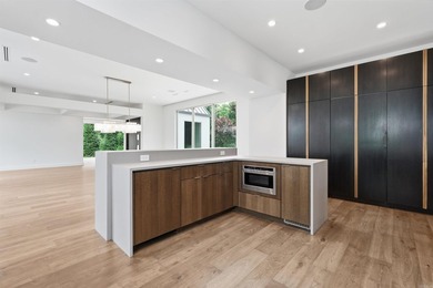 An extraordinary one-level estate in the prestigious gated - photo 17