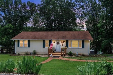 A gently sloping lot, exceptional water depth, and just minutes - photo 1