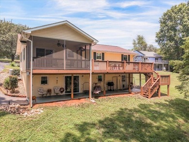 A gently sloping lot, exceptional water depth, and just minutes - photo 2