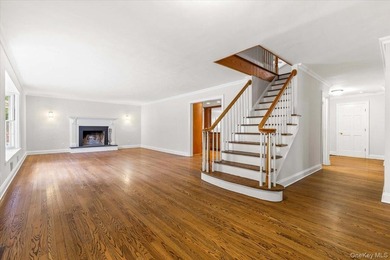 Gorgeous, Colonial style home with 4-bedrooms, 4.5 bathrooms - photo 3