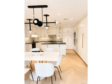 Welcome to this exceptional contemporary residence featuring 6 - photo 16