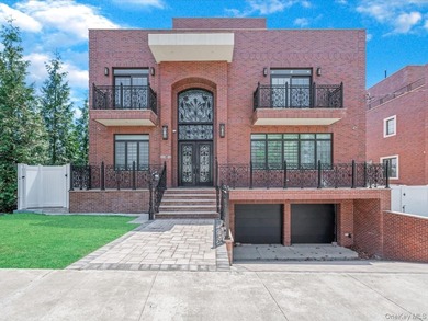 (private lake, pond, coastal) Home Sale Pending in Douglaston New York