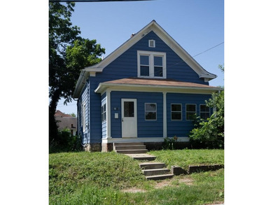 Adorable home with covered front porch. Large entry foyer for - photo 2