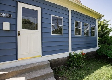 Adorable home with covered front porch. Large entry foyer for - photo 3