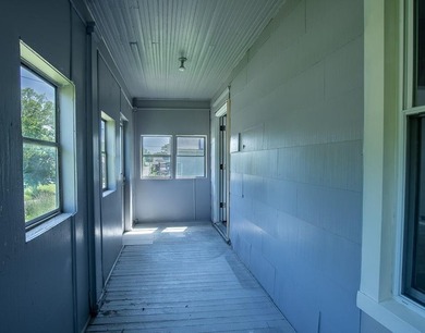 Adorable home with covered front porch. Large entry foyer for - photo 6