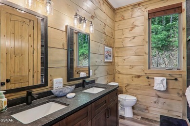 Beautifully appointed, nearly new 3BR, 4BA mountain modern cabin - photo 11