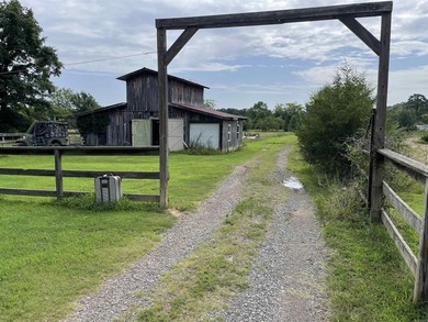 House with a barn and 2.90 Acres!! Fenced property and a small - photo 2