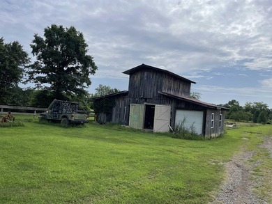 House with a barn and 2.90 Acres!! Fenced property and a small - photo 3