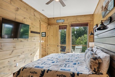 Beautifully appointed, nearly new 3BR, 4BA mountain modern cabin - photo 13