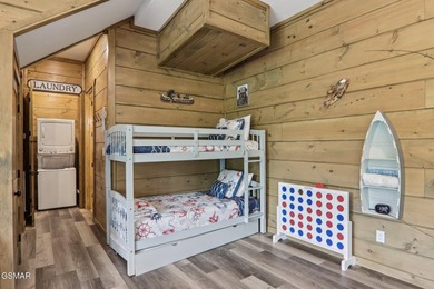 Beautifully appointed, nearly new 3BR, 4BA mountain modern cabin - photo 21