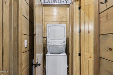 Beautifully appointed, nearly new 3BR, 4BA mountain modern cabin - photo 22