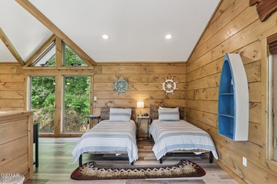 Beautifully appointed, nearly new 3BR, 4BA mountain modern cabin - photo 25