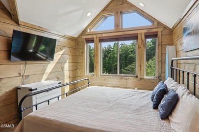 Beautifully appointed, nearly new 3BR, 4BA mountain modern cabin - photo 28