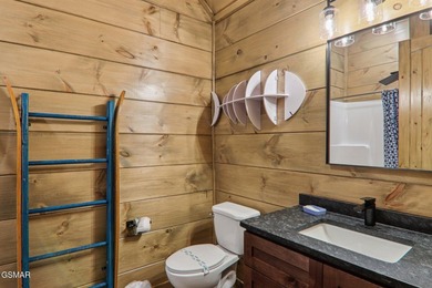 Beautifully appointed, nearly new 3BR, 4BA mountain modern cabin - photo 29