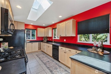Perched on a quiet South Hill lane, this timeless Mid-Century - photo 12