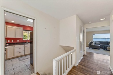 Perched on a quiet South Hill lane, this timeless Mid-Century - photo 14