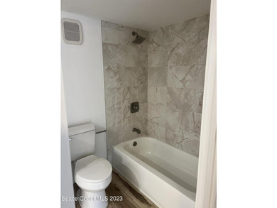 Beautiful quadplex with long-term tenants. The building is very - photo 14