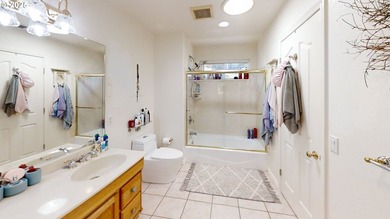 Magnificent custom home located right in town, thoughtfully - photo 18
