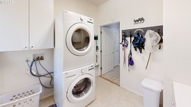 Magnificent custom home located right in town, thoughtfully - photo 22
