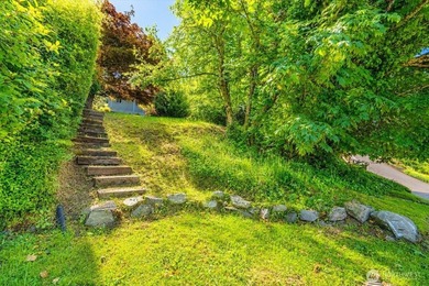 Perched on a quiet South Hill lane, this timeless Mid-Century - photo 33