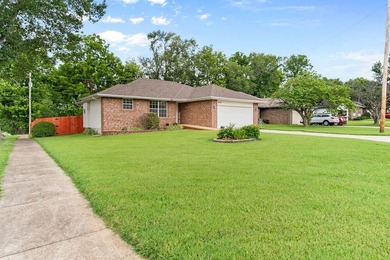 Super clean, with brand new roof, all new engineered hardwood - photo 3