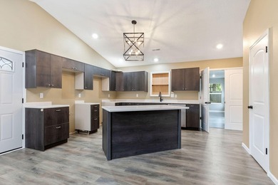 Move-in ready 3BR/3BA ranch in Kirbyville, approx. 1,800 SF, all - photo 4