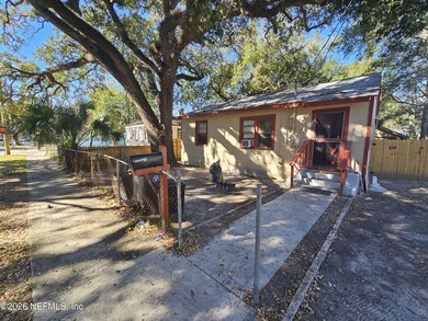 This 1203 square foot single family home has 3 bedrooms and 1.0 - photo 1