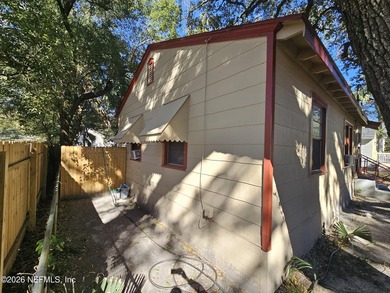 This 1203 square foot single family home has 3 bedrooms and 1.0 - photo 4