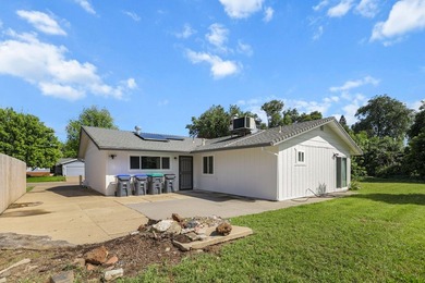 Welcome to this beautifully renovated 4-bedroom, 3-bathroom home - photo 33
