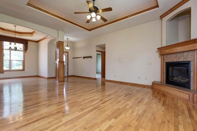 Priced below market value and ready to move into this immaculate - photo 8