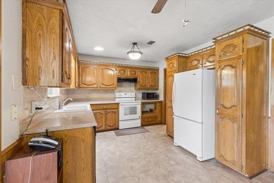 Charming Lakefront Home. Fish right out your back door or enjoy - photo 8