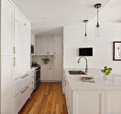 A rare opportunity to own a beautifully renovated three-bedroom - photo 3