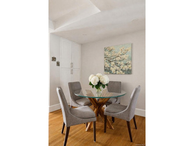 A rare opportunity to own a beautifully renovated three-bedroom - photo 4