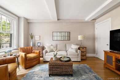 A rare opportunity to own a beautifully renovated three-bedroom - photo 5