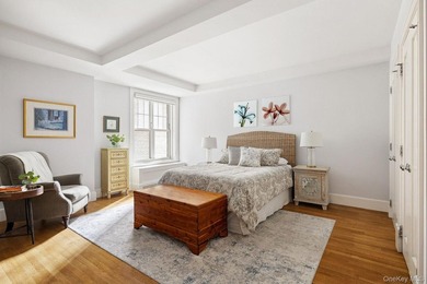 A rare opportunity to own a beautifully renovated three-bedroom - photo 7