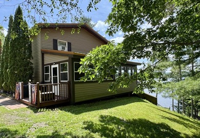 Enjoy lake life in this 3 BR 2 bath waterfront home on pristine - photo 8