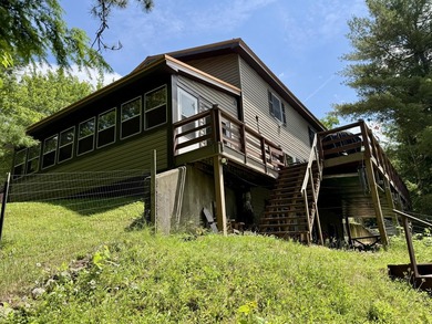 Enjoy lake life in this 3 BR 2 bath waterfront home on pristine - photo 9