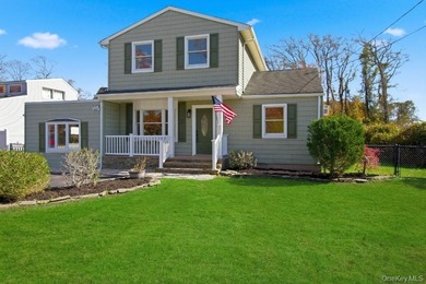 (private lake, pond, coastal) Home For Sale in East Patchogue New York
