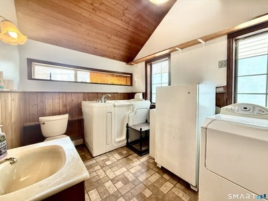 Welcome to this charming and cozy bungalow nestled in the heart - photo 11