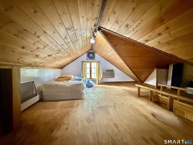 Welcome to this charming and cozy bungalow nestled in the heart - photo 14