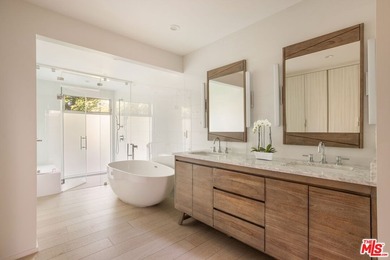 Located in the coveted Santa Monica Canyon, this reimagined - photo 17