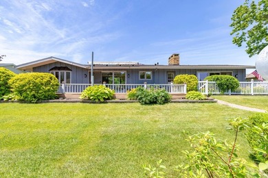This three-bedroom, two-bath, 2,248-square-foot year-round home - photo 2