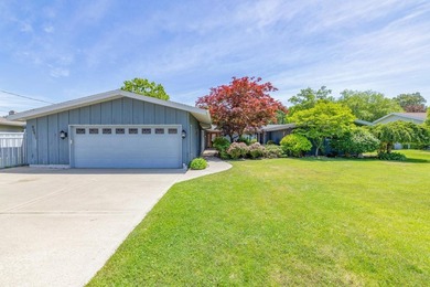 This three-bedroom, two-bath, 2,248-square-foot year-round home - photo 7