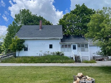 Nestled right in the heart of town on a main thoroughfare, this - photo 2