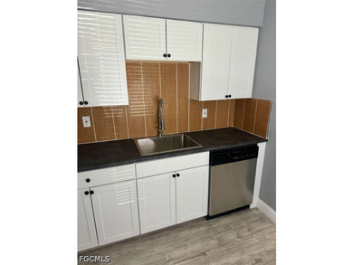 Duplex with two units, each offering 2 bedrooms and 1 bathroom - photo 6