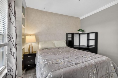 Great home in a beautiful gated community with lake views! - photo 8