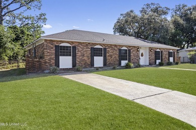 QUITELY NESTLED ON A PEACEFUL CUL-DE-SAC IN A HIGHLY DESIRABLE - photo 2